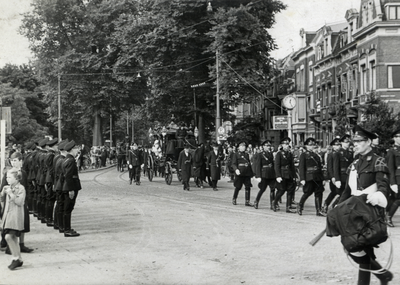 97904 Afbeelding van de begrafenisstoet van een W.A.-man, op de Biltstraat te Utrecht ter hoogte van de Museumbrug.